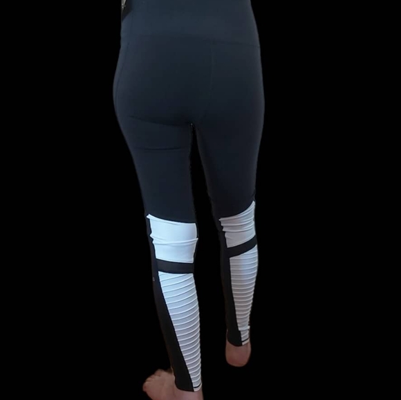 ALO Yoga  leggings . - Picture 10 of 14
